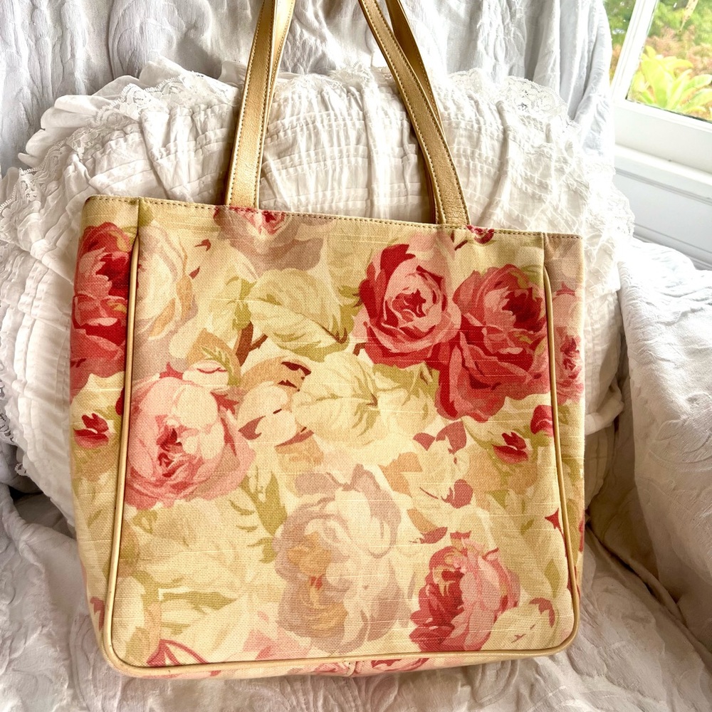 Beautiful Vintage roses floral purse. Faux leather straps.Susy Chen. Excellent.